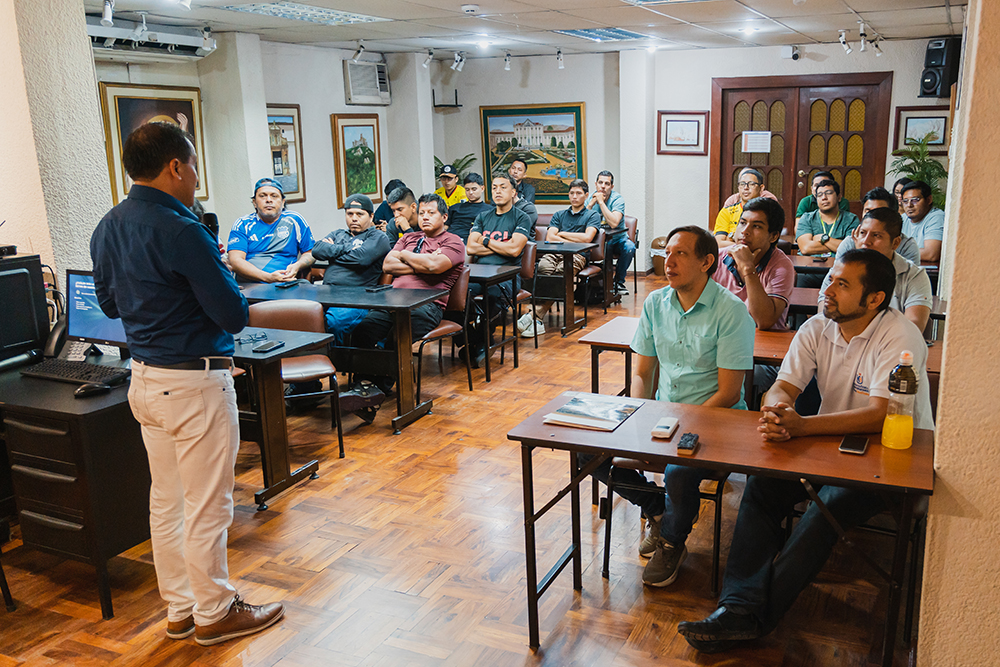 Charla a estudiantes de Redes y Telecomunicaciones