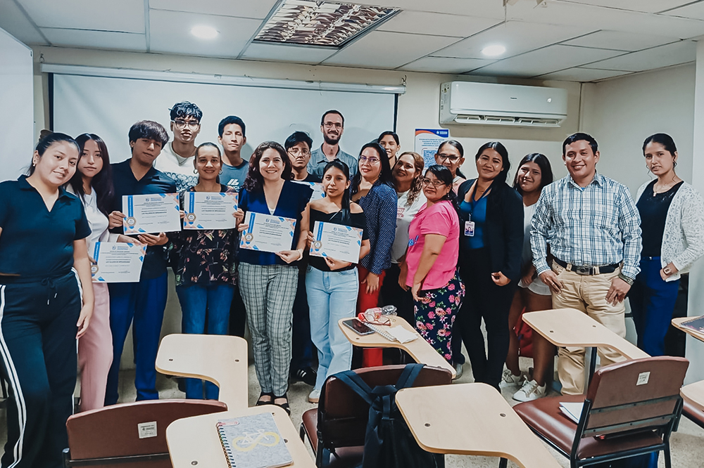 Estudiantes dictan taller